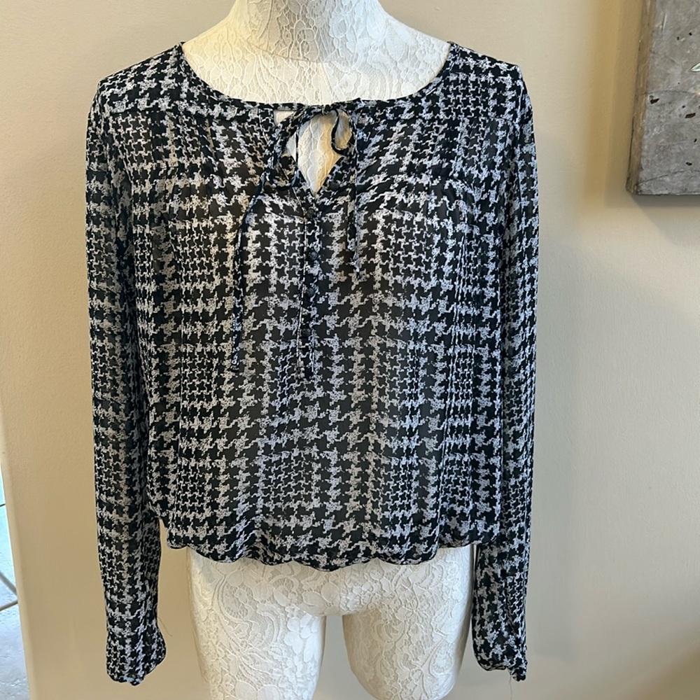 Black & white hounds tooth top